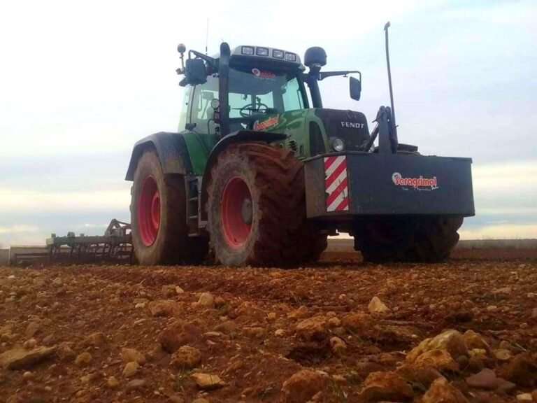 tractor encima de tierra